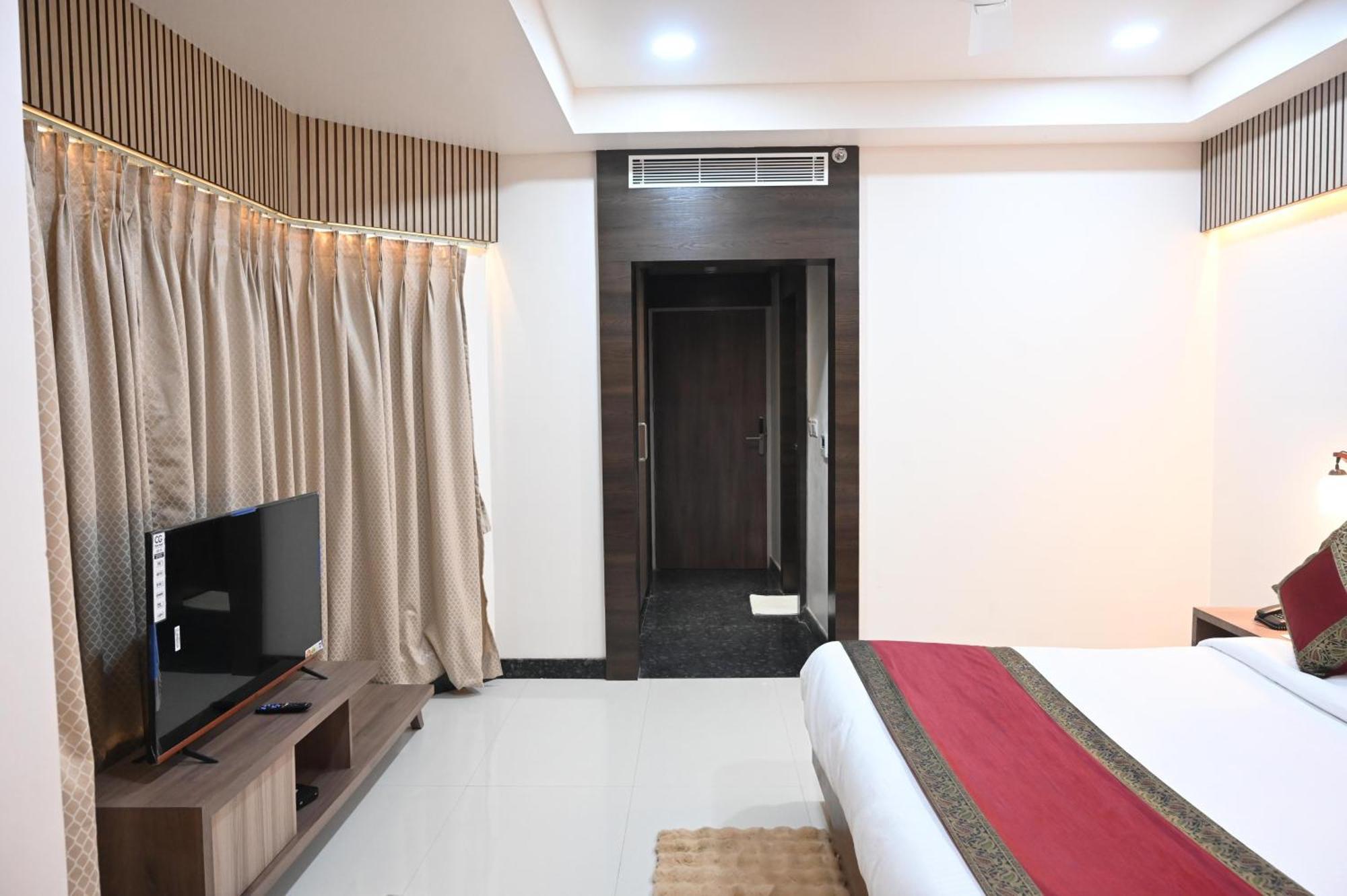 Hotel Sainik Grand Varanasi Exteriör bild