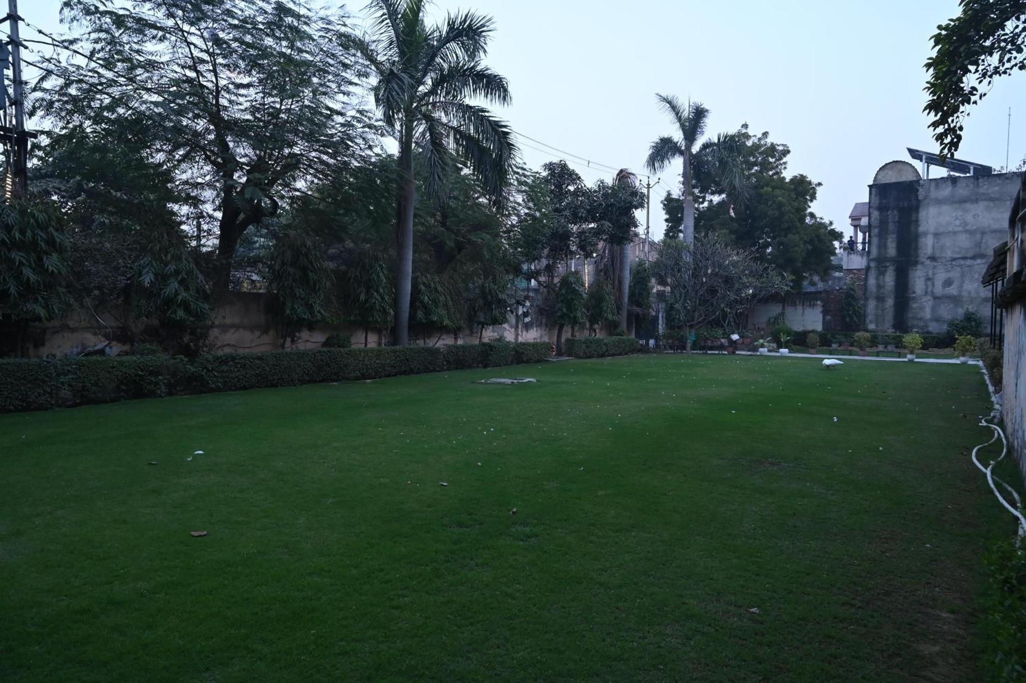 Hotel Sainik Grand Varanasi Exteriör bild