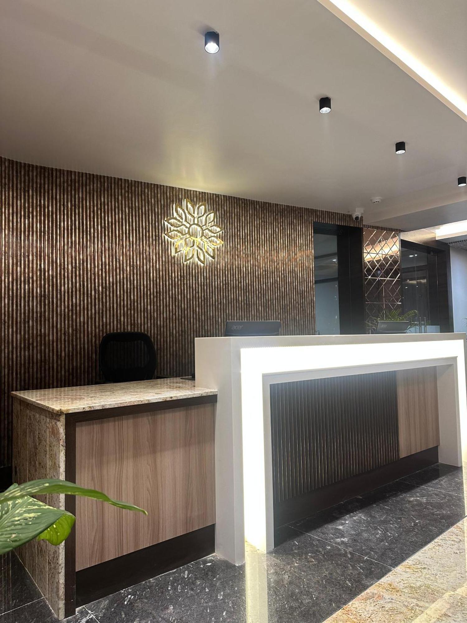 Hotel Sainik Grand Varanasi Exteriör bild