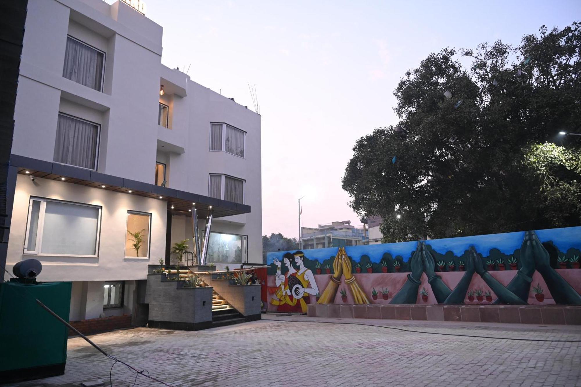 Hotel Sainik Grand Varanasi Exteriör bild