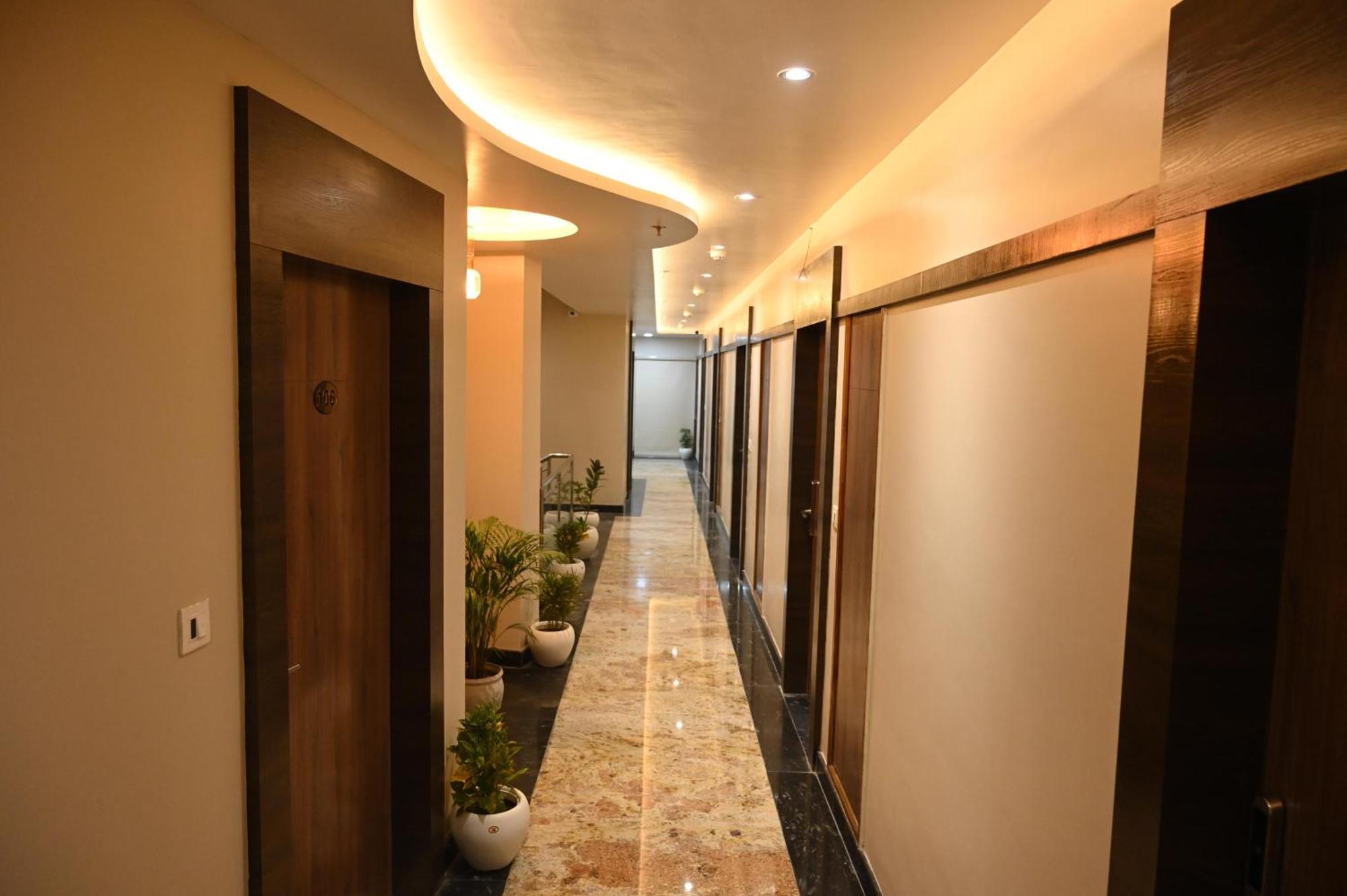 Hotel Sainik Grand Varanasi Exteriör bild