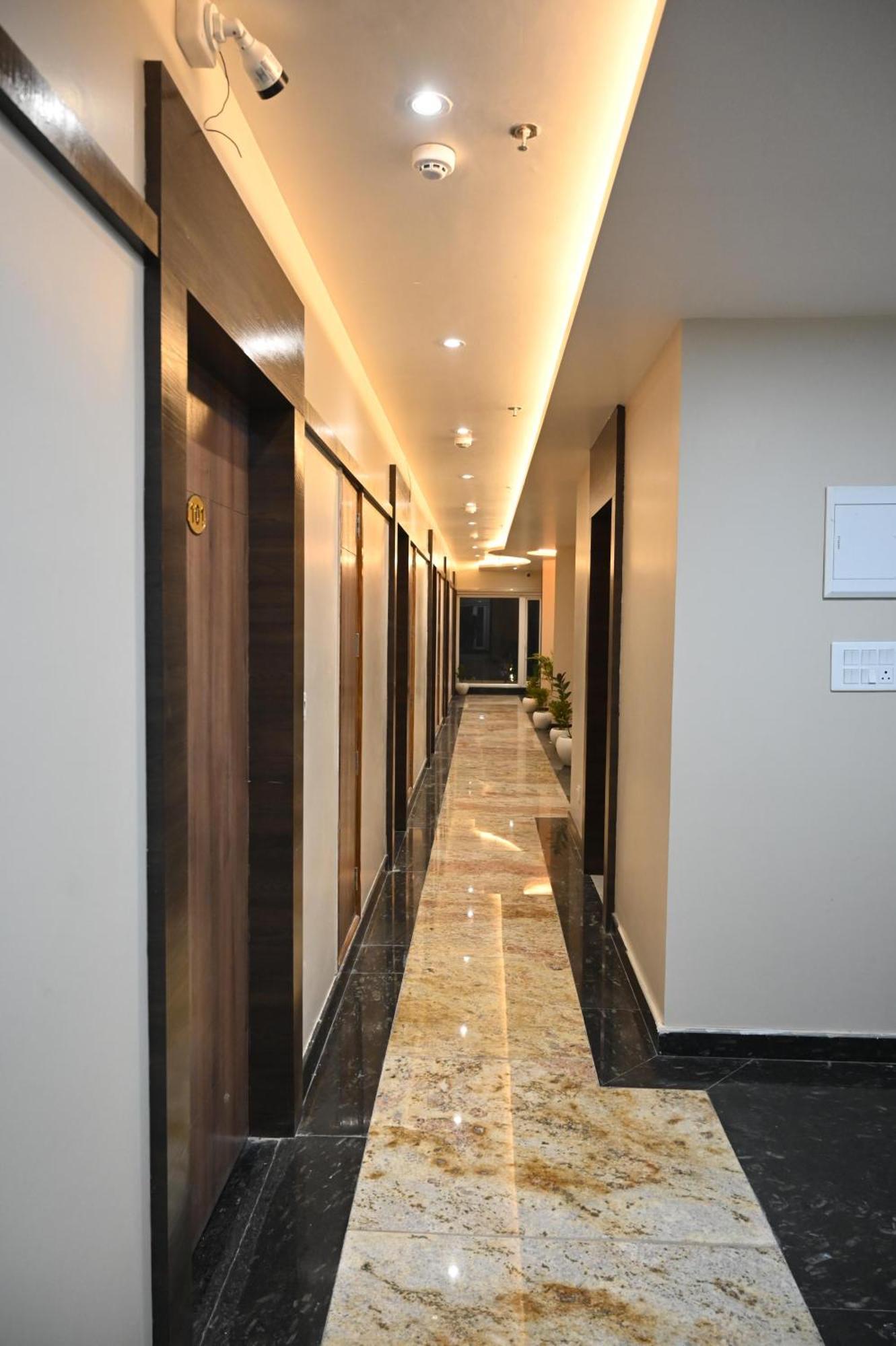 Hotel Sainik Grand Varanasi Exteriör bild