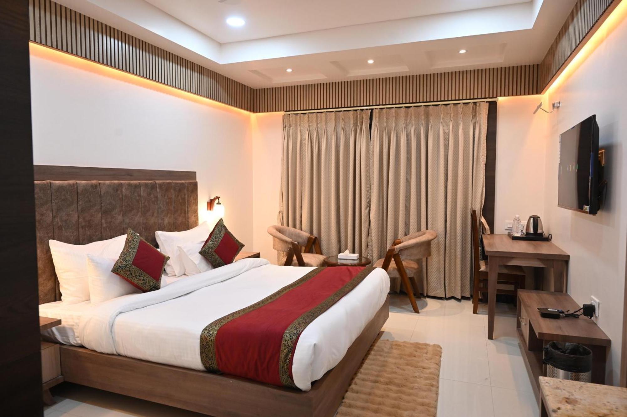 Hotel Sainik Grand Varanasi Exteriör bild