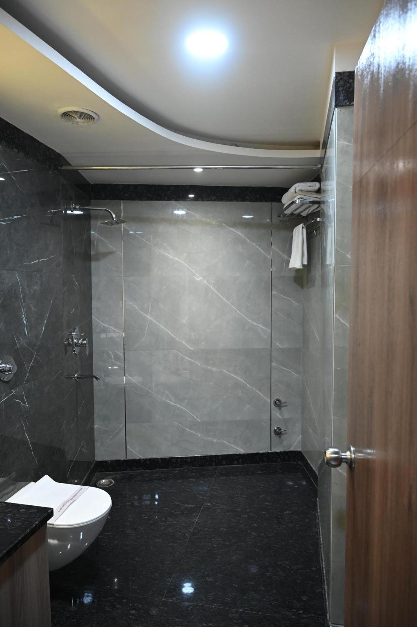 Hotel Sainik Grand Varanasi Exteriör bild
