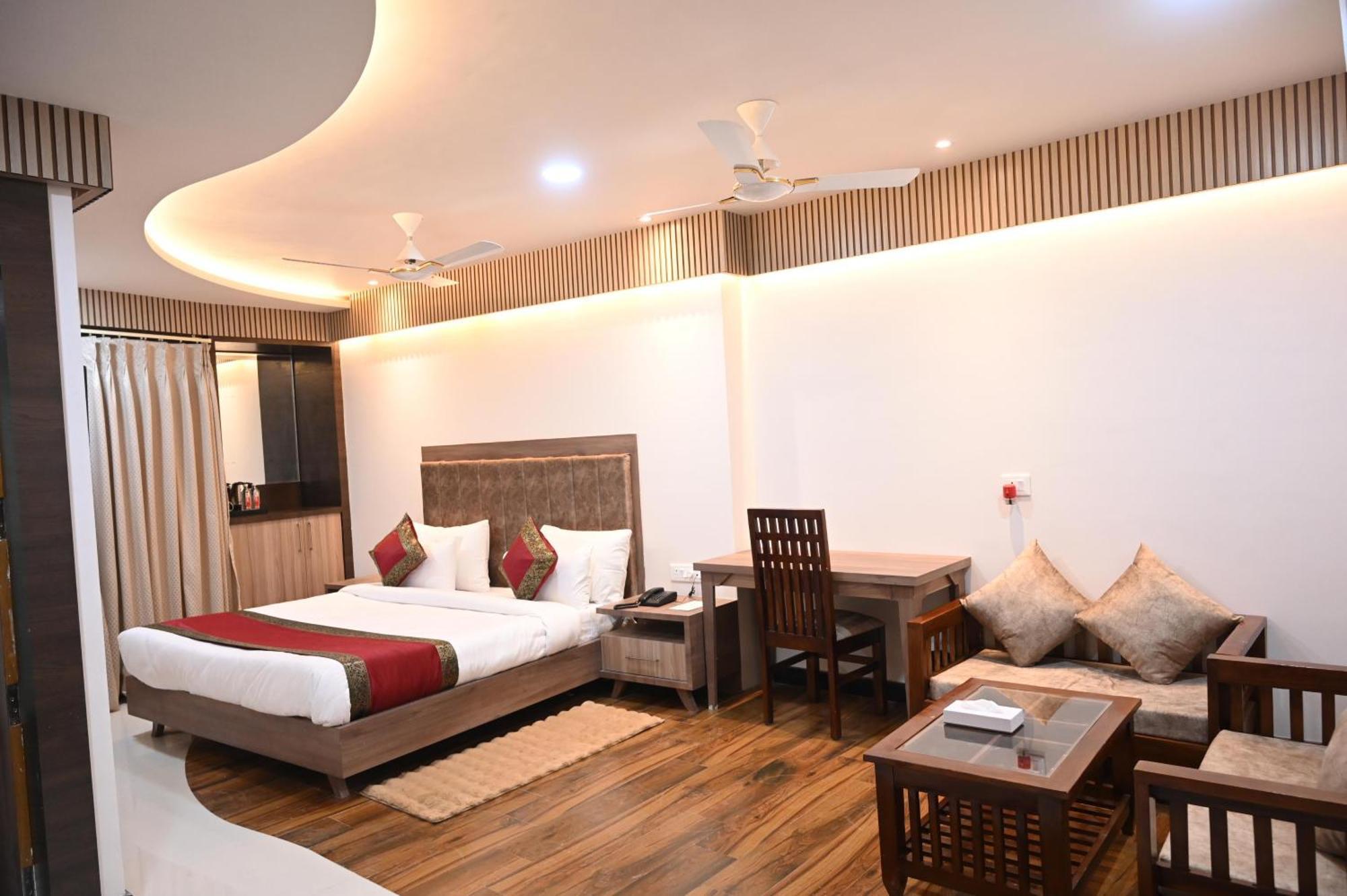 Hotel Sainik Grand Varanasi Exteriör bild