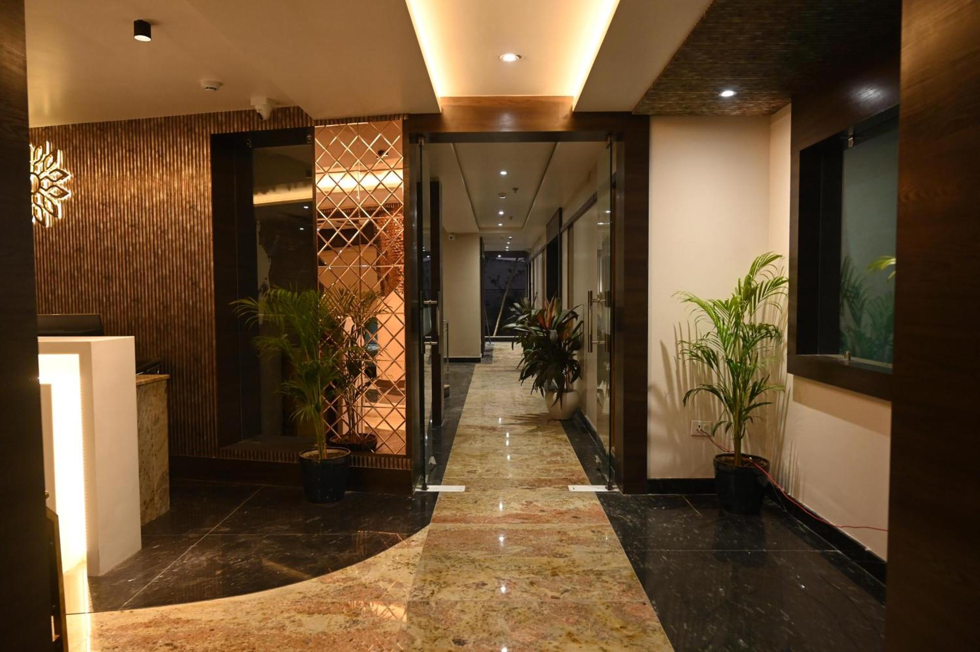 Hotel Sainik Grand Varanasi Exteriör bild