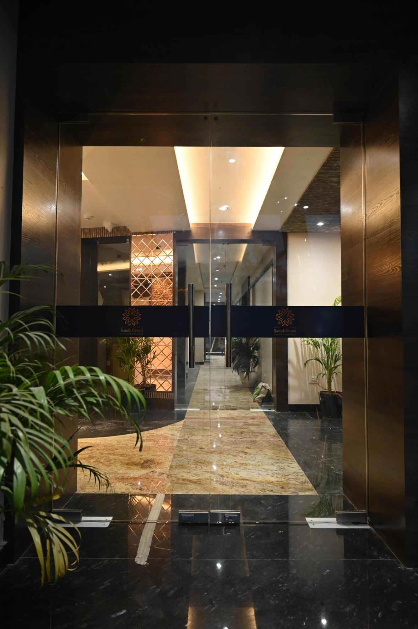 Hotel Sainik Grand Varanasi Exteriör bild