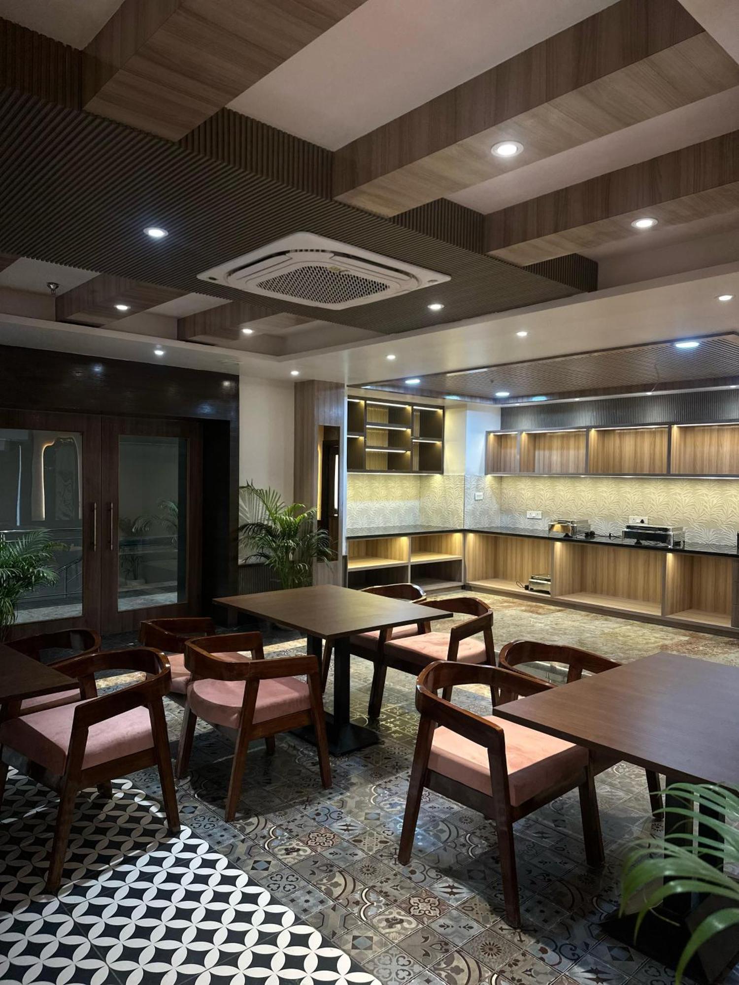 Hotel Sainik Grand Varanasi Exteriör bild
