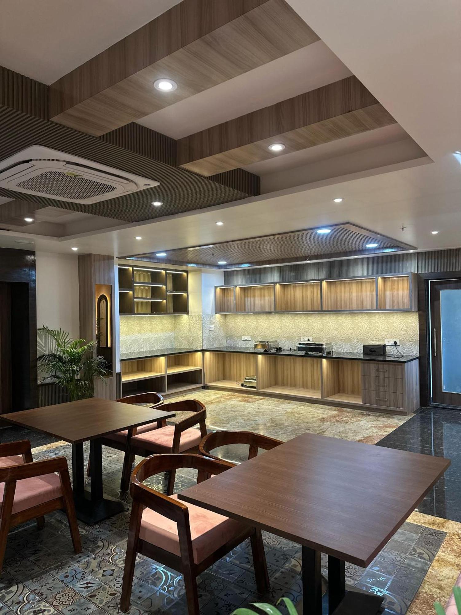 Hotel Sainik Grand Varanasi Exteriör bild