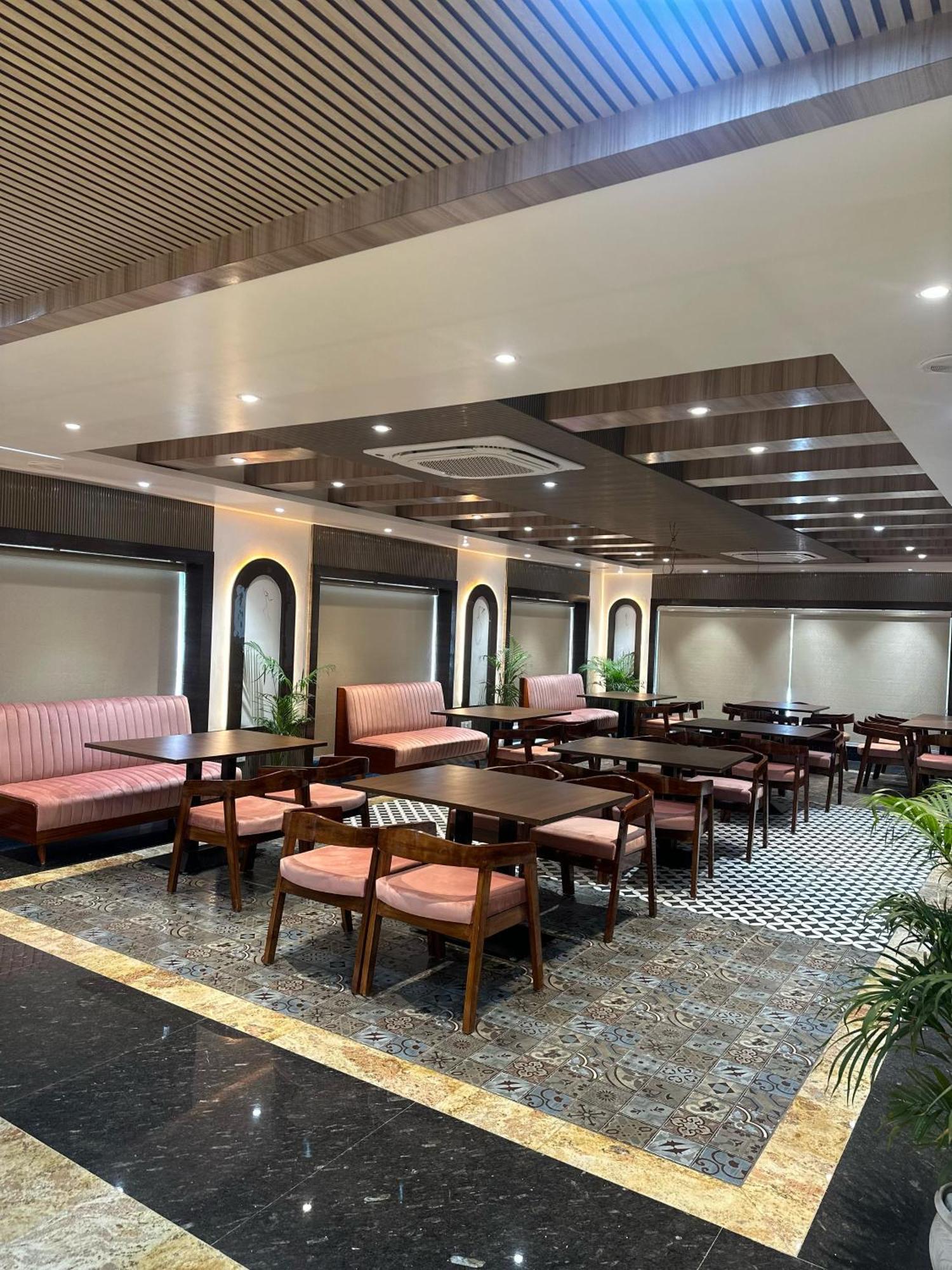 Hotel Sainik Grand Varanasi Exteriör bild