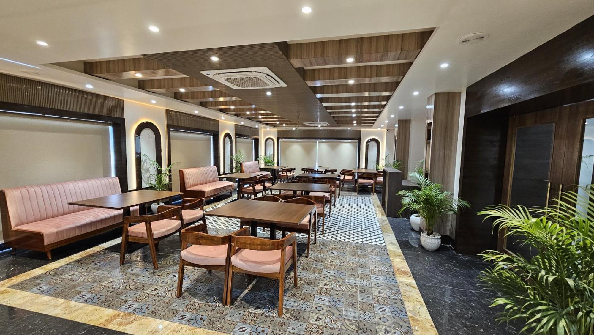 Hotel Sainik Grand Varanasi Exteriör bild