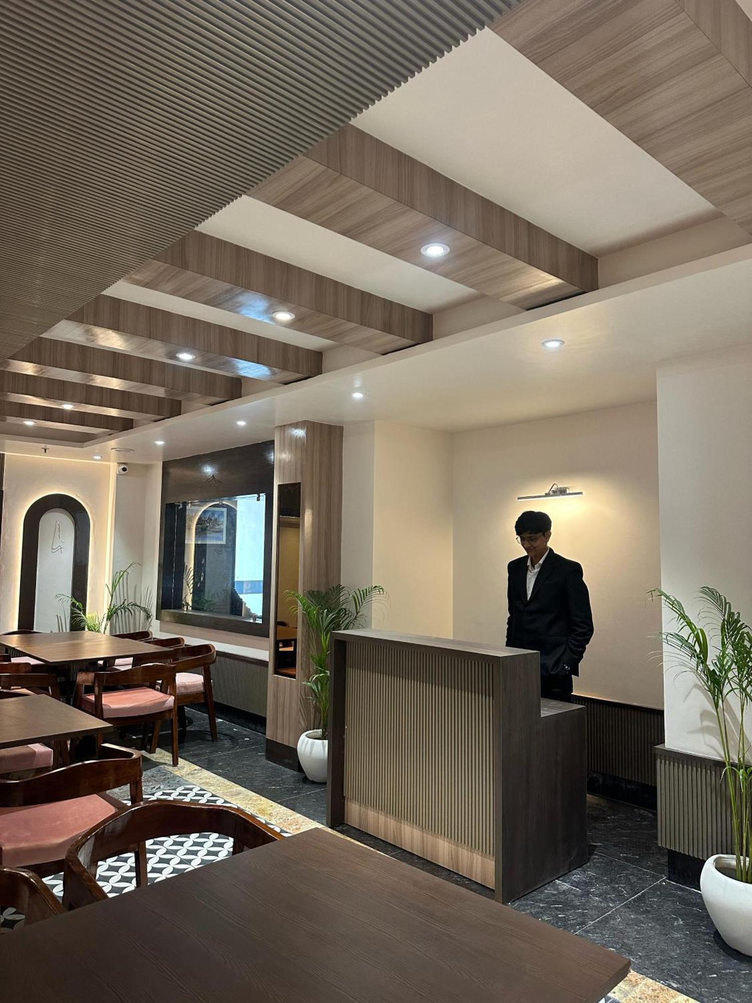 Hotel Sainik Grand Varanasi Exteriör bild
