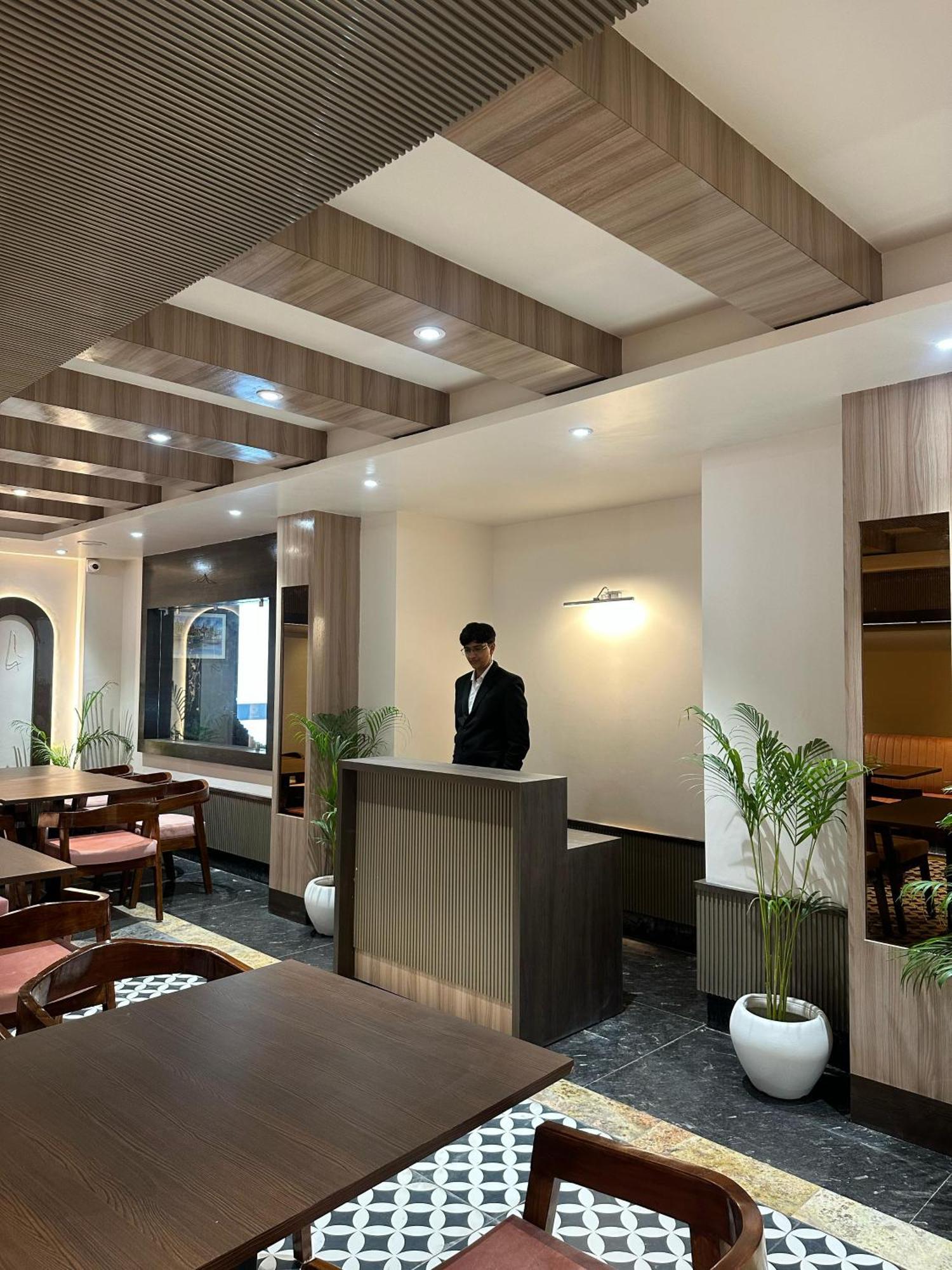 Hotel Sainik Grand Varanasi Exteriör bild