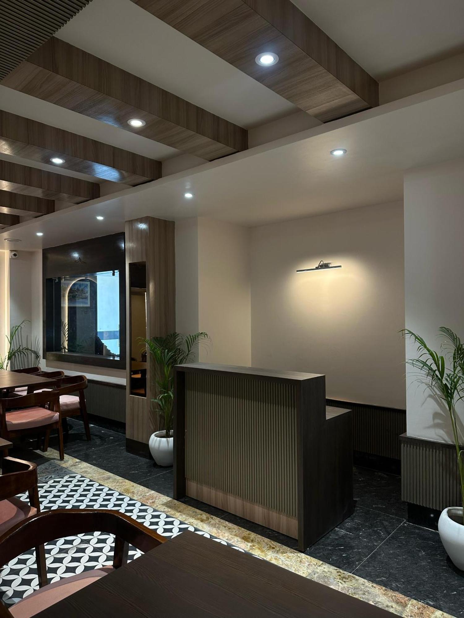 Hotel Sainik Grand Varanasi Exteriör bild